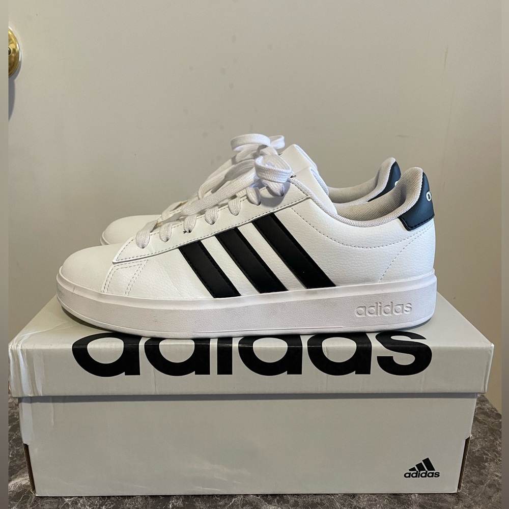 Women size 8 Grand Court 2.0 Adidas Tennis sneaker